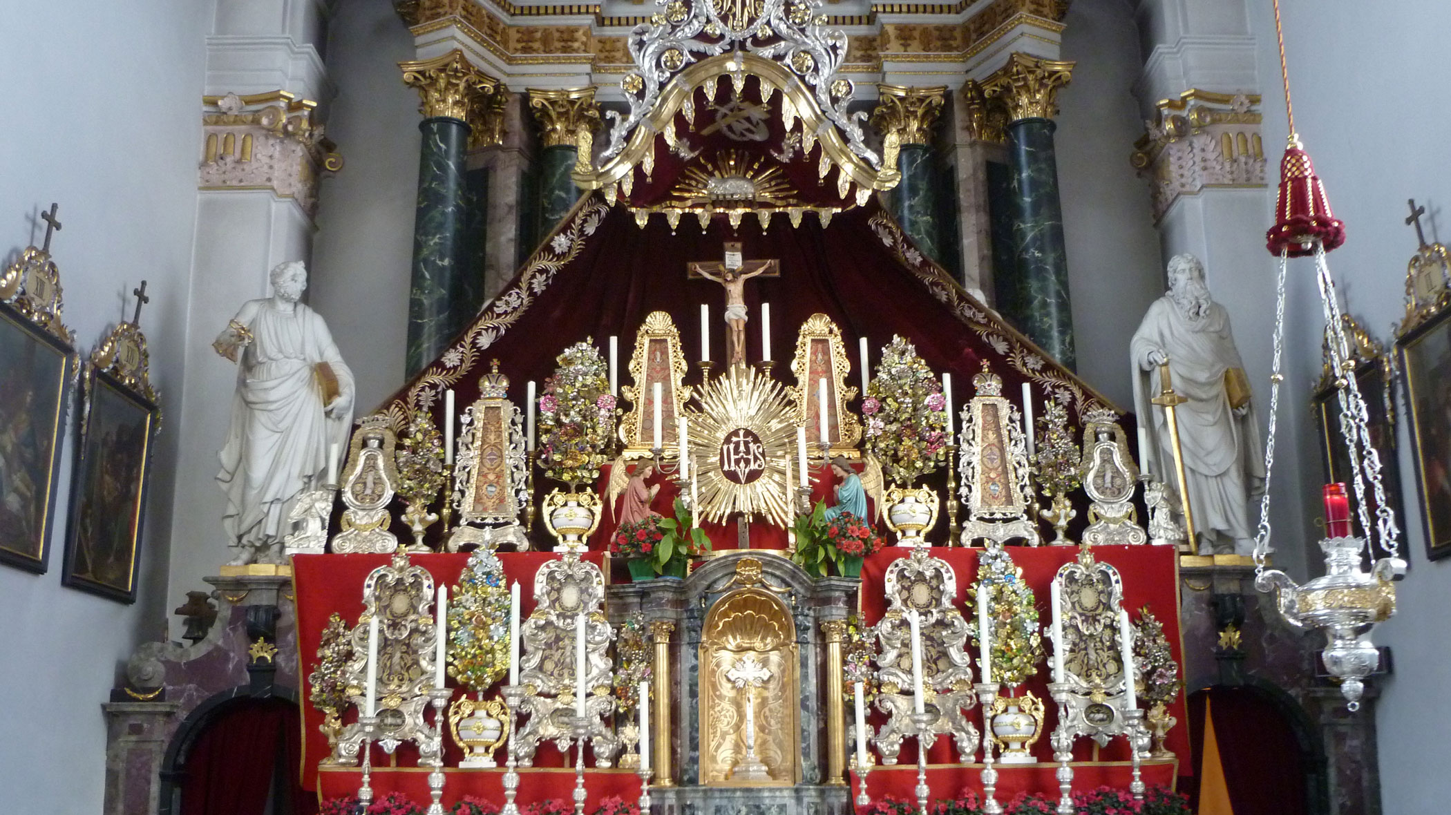 Allestimento dell'altare